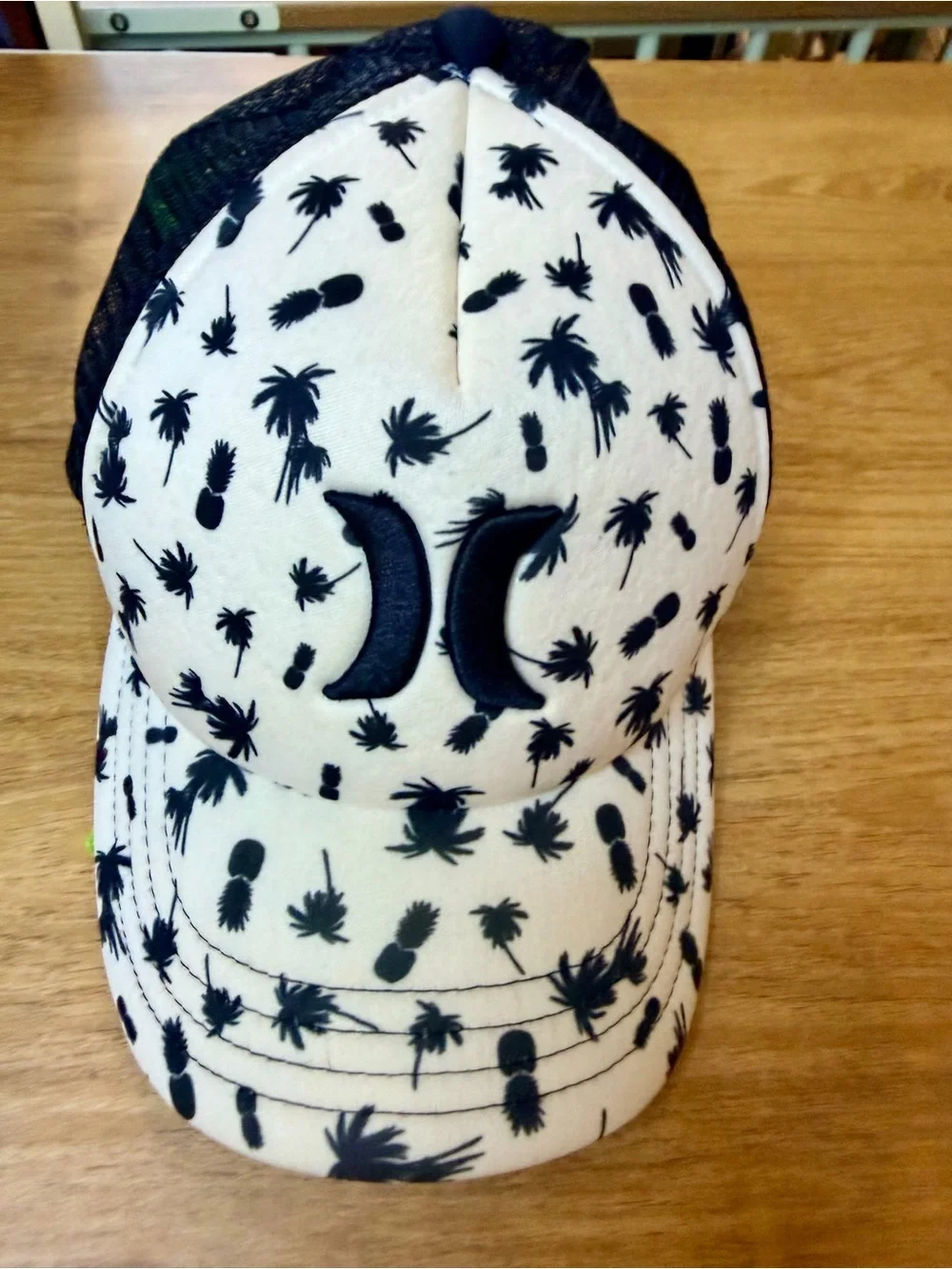 Hurley Black and White Palm TrHurley Black and White Palm Tree Print Trucker Hat